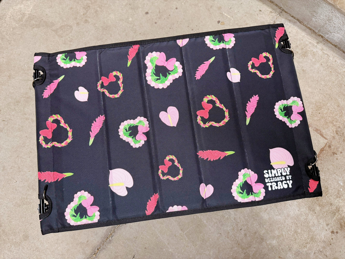 Holoholo Table - Minnie Awapuhi Anthurium